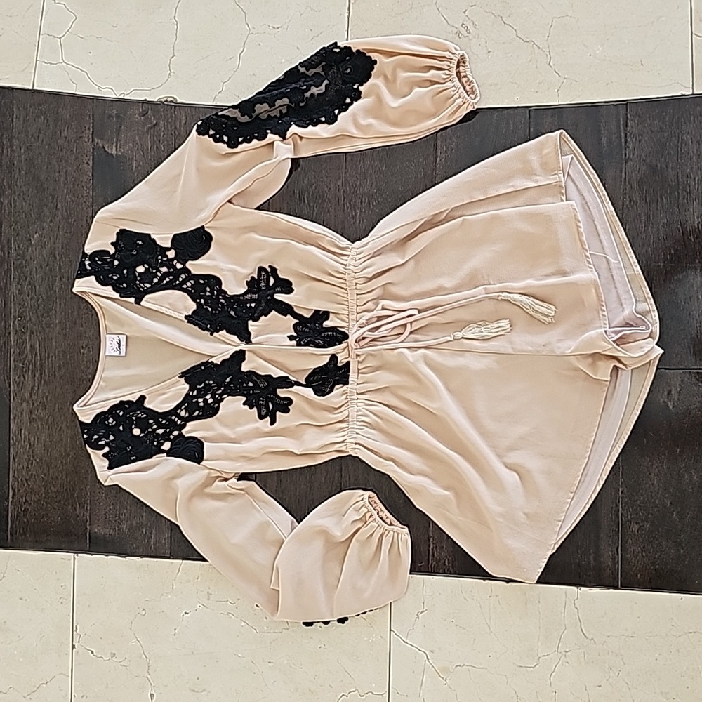 Selfie Leslie Beige/Blk Lace Applique Romper Small